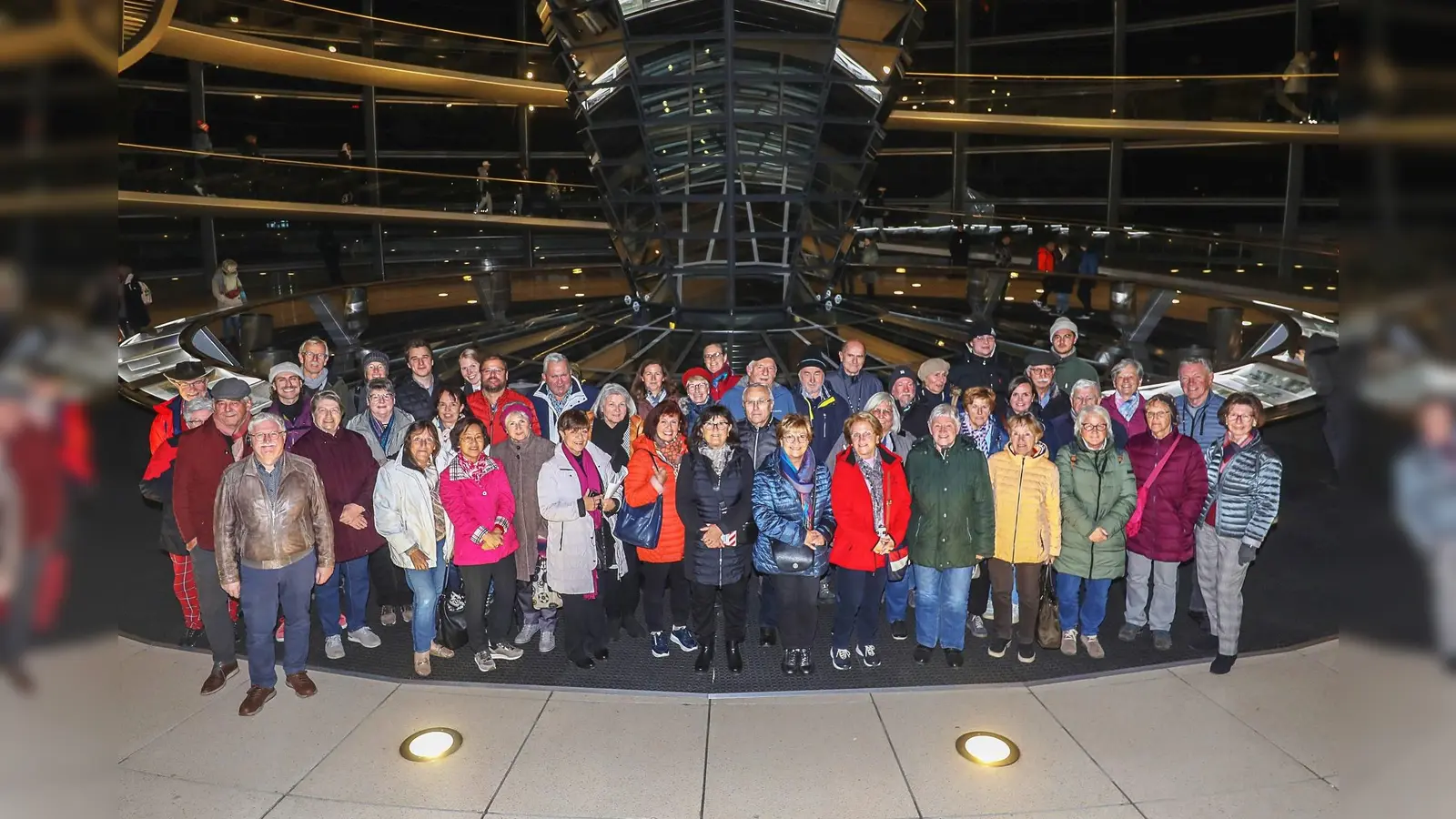 Für die Besuchergruppe ein tolles Erlebnis: die Besichtigung des Reichtstagsgebäudes. (Foto: Pressestelle Mehltretter)