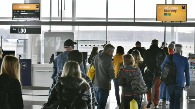 Erstes Boarding im Satellitengebäude nach Monaten des Stillstands: Lufthansa-Passagiere kurz vor ihrem Abflug nach Miami. (Foto: FMG/ATF Pictures)