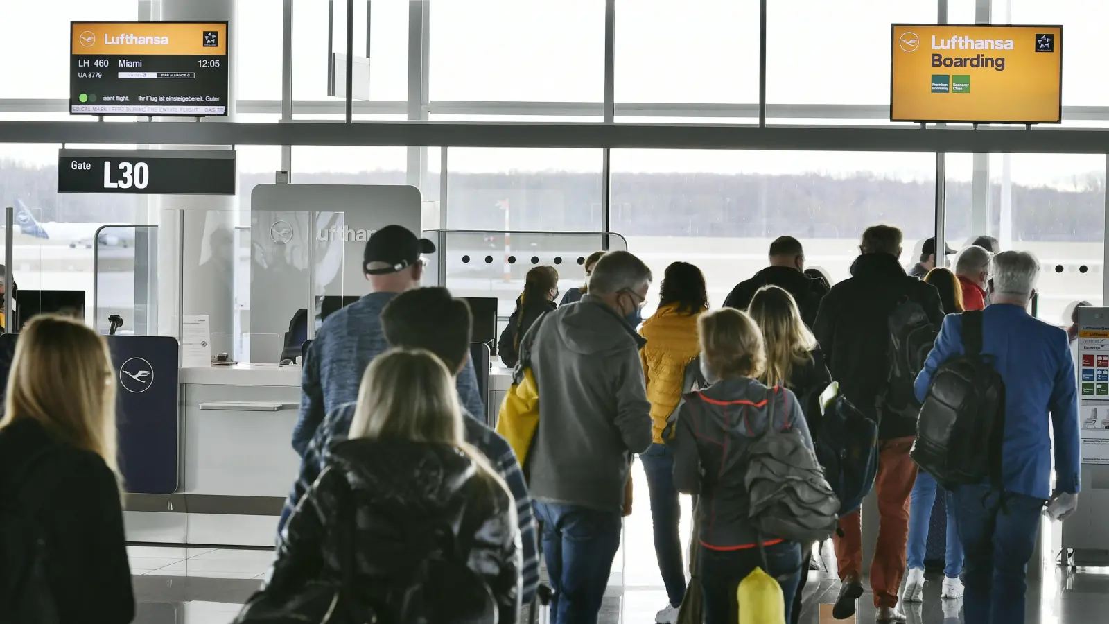 Erstes Boarding im Satellitengebäude nach Monaten des Stillstands: Lufthansa-Passagiere kurz vor ihrem Abflug nach Miami. (Foto: FMG/ATF Pictures)