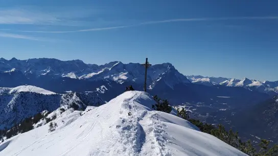 Der Gipfelblick vom Hohen Fricken rüber zum Wettersteingebirge mit der Zugspitze lädt zur längeren Rast ein.  (Foto: Stefan Dohl)