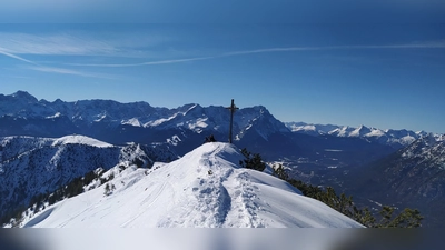Der Gipfelblick vom Hohen Fricken rüber zum Wettersteingebirge mit der Zugspitze lädt zur längeren Rast ein.  (Foto: Stefan Dohl)