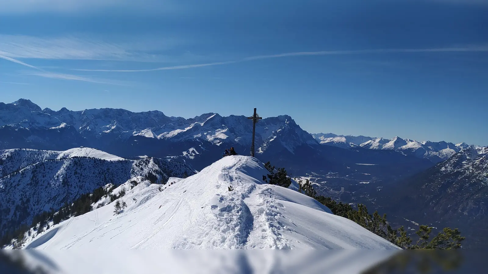 Der Gipfelblick vom Hohen Fricken rüber zum Wettersteingebirge mit der Zugspitze lädt zur längeren Rast ein.  (Foto: Stefan Dohl)