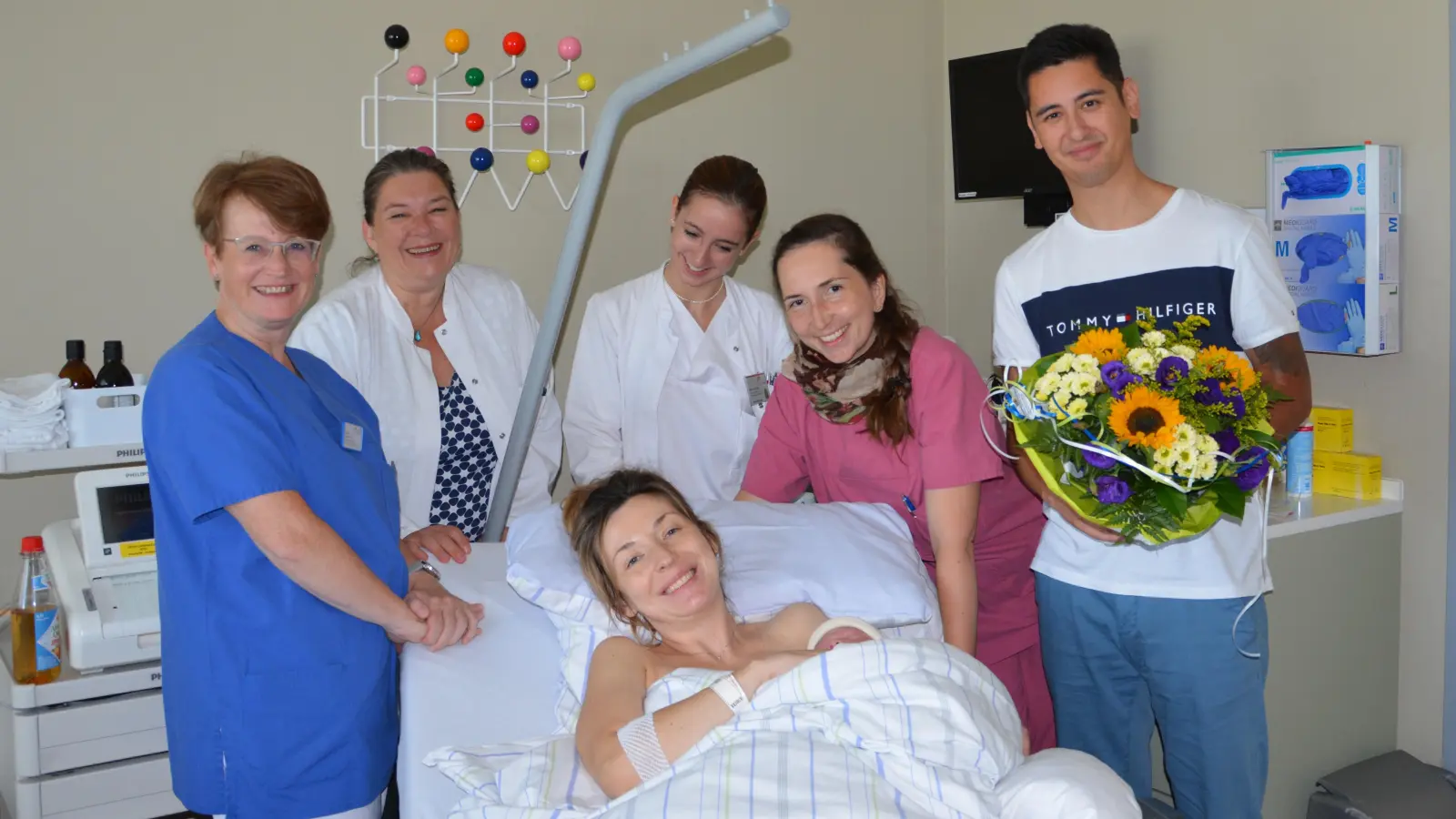 Stillberaterin Vesna Mayer, Oberärztin Irene Brotsack, Khrystyna Scherber, Assistenzärztin Meike Denger, Hebamme Dana Dormann und Sebastian Scherber (v.l.) freuen sich über die Geburt des kleinen Jonas. (Foto: red)