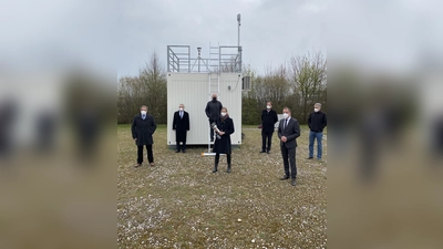 Helmut Ecker (2. BGM Hallbergmoos), Landrat Helmut Petz, Benno Zierer MdL, Prof. Anke Nölscher (Projektleiterin Uni Bayreuth), Oberbürgermeister Tobias Eschenbacher, Umweltminister Thorsten Glauber und Wolfgang Herrmann (Bürgerverein Freising) (v.li.)  (Foto: FW)