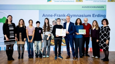 Auch das Anne-Frank-Gymnasium aus Erding wurde von Ministerialdirektor Thomas Marzahn (Mitte) ausgezeichnet. Mit dabei waren neben Schülerinnen, Schülern und Lehrkräften auch Cecilia Scorza-Lesch (Leiterin Klimaschule-Projektkoordination LMU München, 4.v.r.) und Harald Lesch (Schirmherr Klimaschul-Projekt).  (Foto: Bert Willer)