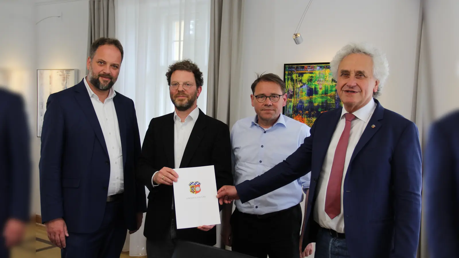 Landrat Petz überreichte die Bestellungsurkunde an Florian Notter – im Beisein von Freisings OB Eschenbacher (li.) und Kreisheimatpfleger Dr. Feiler. (Foto: LRA)