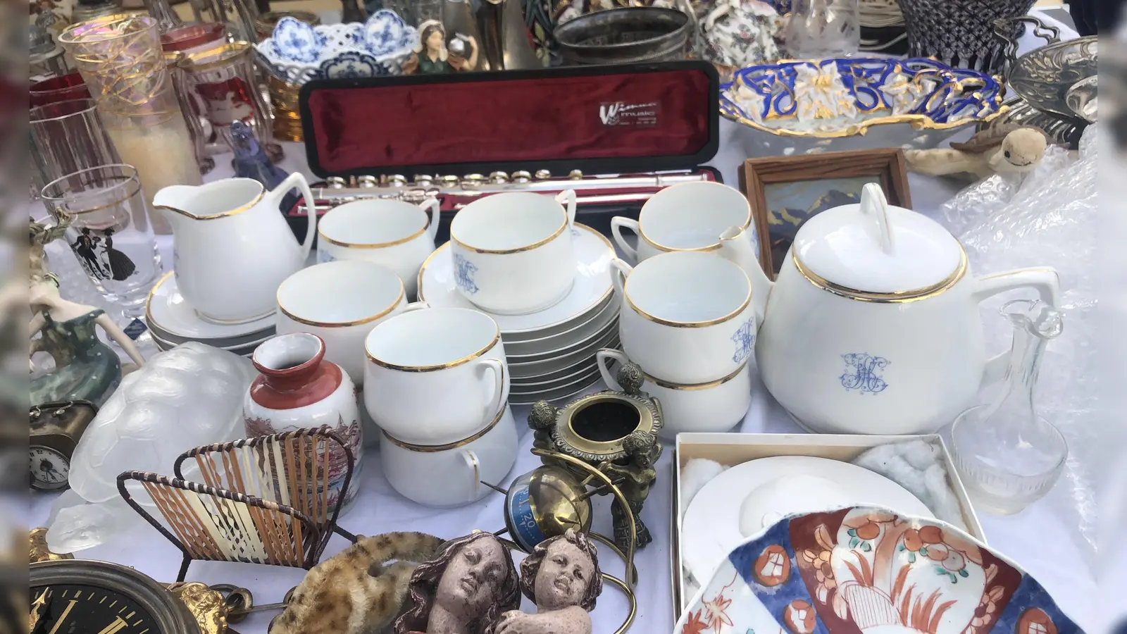 Wer alte und neue Schätze finden will, sollte den Flohmarkt in Ebersberg am Volksfestplatz besuchen. (Foto: hw)