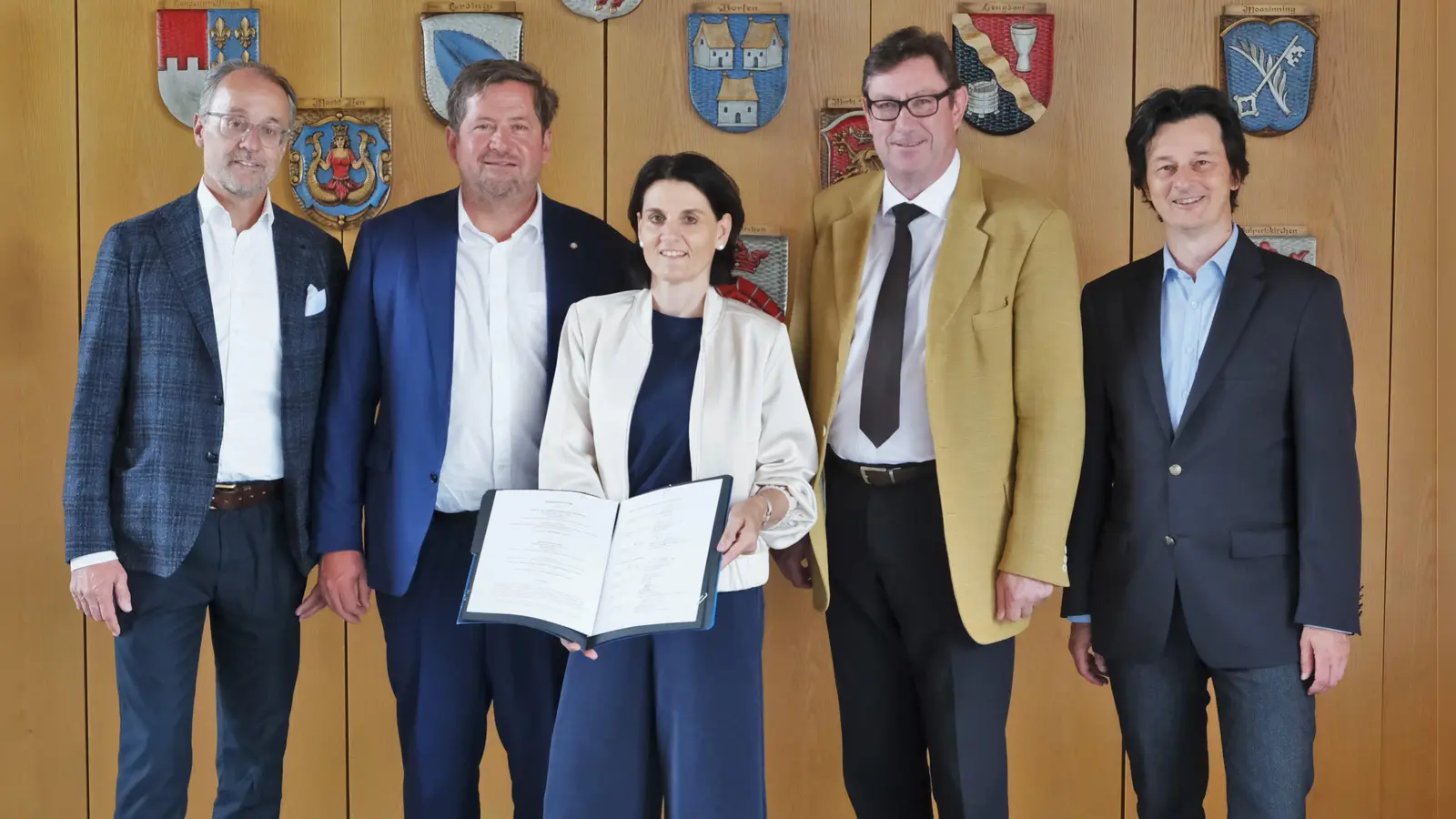 Auf eine gute Partnerschaft (von links): Jörg Theisen (stellv. Ärztlicher Direktor Klinikum Landkreis Erding), Riccardo E. Giunta (Chefarzt Handchirurgie, Plastische Chirurgie und Ästhetische Chirurgie Klinikum der LMU), Sabine Wahl (kommissarische Krankenhausdirektorin Landkreis Erding), Landrat Martin Bayerstorfer und Lorenz Bott-Flügel (Ärztlicher Direktor Klinikum Landkreis Erding). (Foto: Landratsamt Erding)