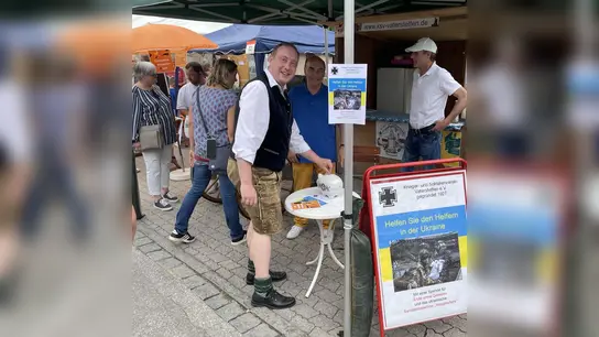 Bürgermeister Leonhard Spitzauer war einer der ersten Spender beim Auftakt der Spenden-Aktion des KSV Vaterstetten „Helfen Sie den Helfern in der Ukraine“ im Rahmen des Straßenfestes der Gemeinde. (Foto: KSV Vaterstetten)