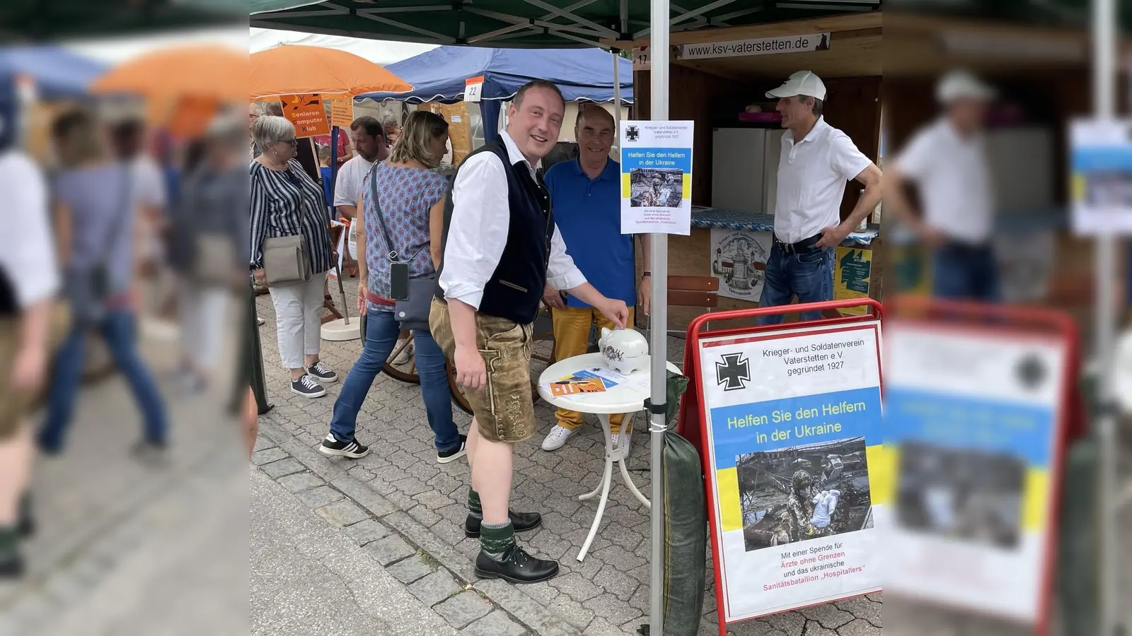 Bürgermeister Leonhard Spitzauer war einer der ersten Spender beim Auftakt der Spenden-Aktion des KSV Vaterstetten „Helfen Sie den Helfern in der Ukraine“ im Rahmen des Straßenfestes der Gemeinde. (Foto: KSV Vaterstetten)