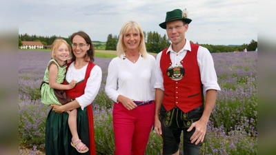 Fast könnte man sich in die Provence versetzt fühlen... Landwirt Tafelmeier erhielt Ministerinnenbesuch. (Foto: Abgeordnetenbüro U. Scharf)