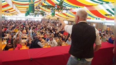 Über 1000 Bieter kamen ins Hallbergmooser Festzelt. Auktionator Alfred Mittermeier versteigert sei acht Jahren und kitzelte aus jedem Gegenstand einen Höchstbetrag heraus. (Foto: bro)