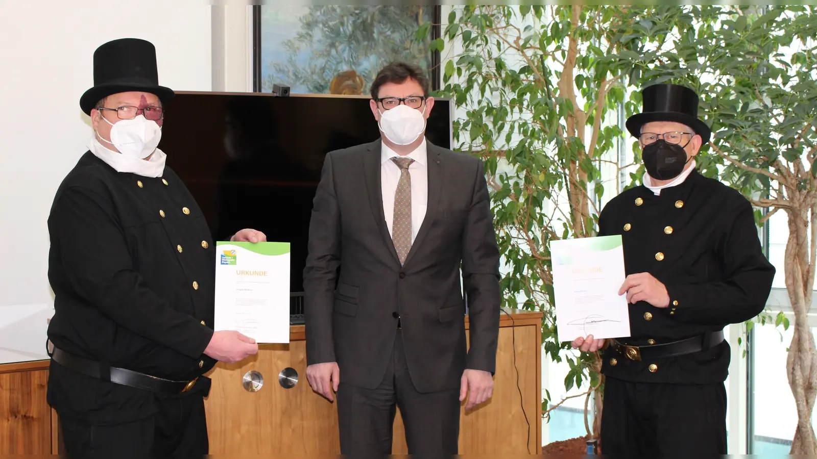 Landrat Martin Bayerstorfer mit den beiden Bezirkskaminkehrermeistern bei der Urkundenübergabe. (Foto: LRA)