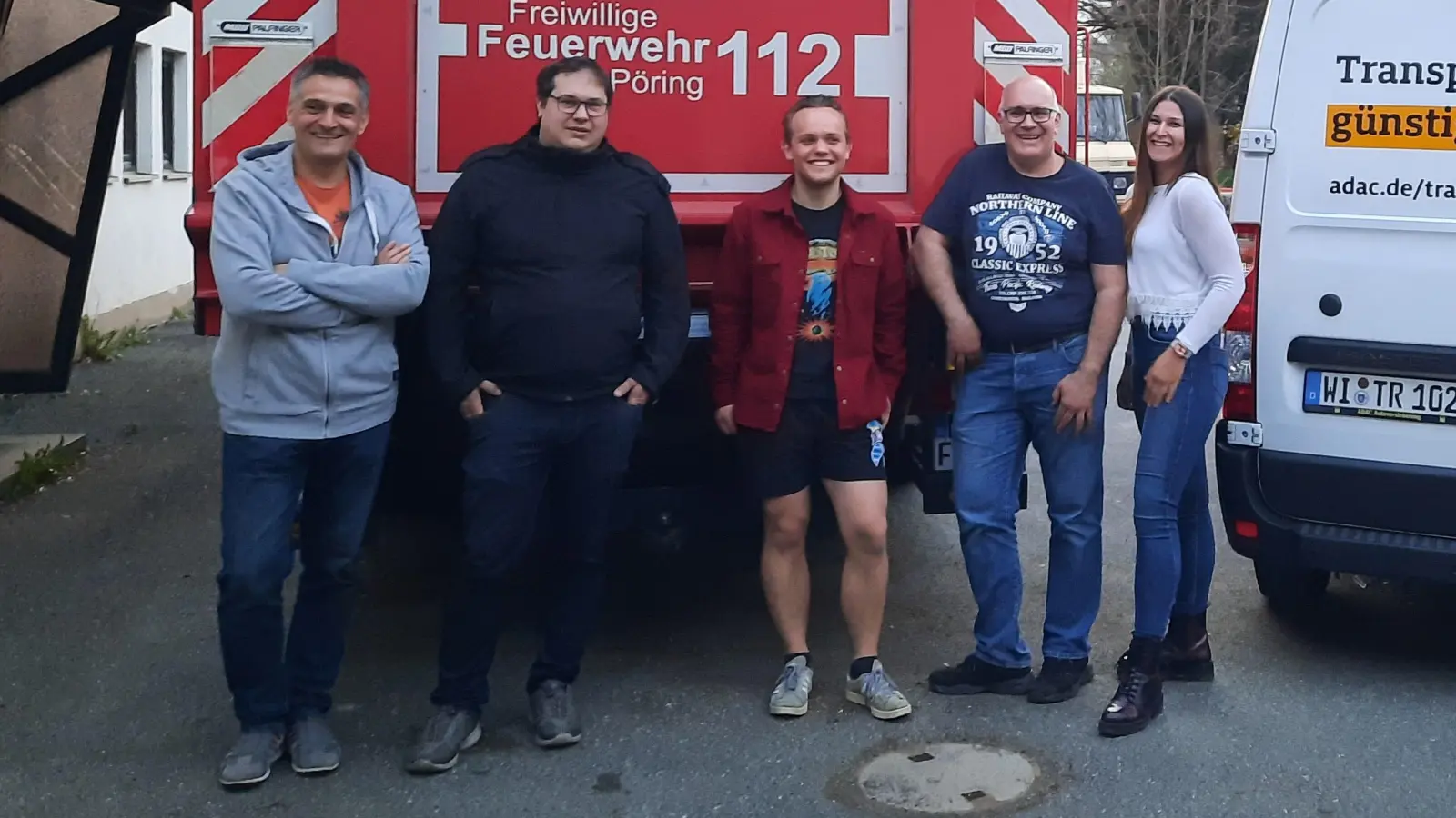 Lieferten die wertvolle Fracht direkt an die ukrainische Grenze: Peter Berger und Florian Haug (beide FFW Pöring) sowie die privaten Hilfsorganisatoren Vitus Geyer, Christian Beham und Shalima-Naomi Sterzenbach. (Foto: privat)