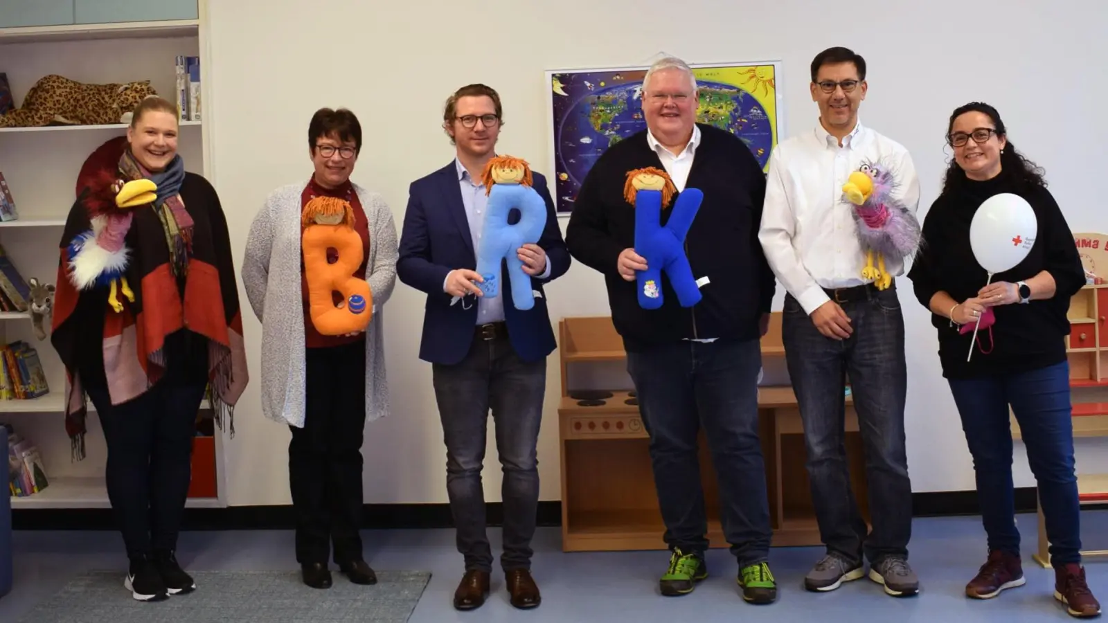 Einrichtungsleiterin Theresa Mombauer, Bereichsleiterin Silvia Makas, Bürgermeister Georg Nagler, stellv. Kreisgeschäftsführer Albert Thurner, erster stellv. Vorsitzender Andreas Lindner und Erzieherin Valentina Petti (v.l.) bei der Eröffnung. (Foto: Danuta Pfanzelt)