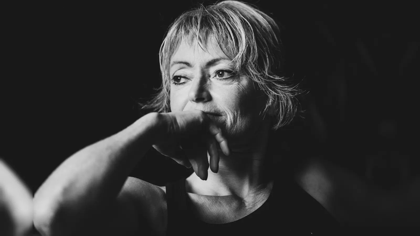 „Meine Worte tanzen, meine Lieder und Gedichte erzählen Geschichten. Sie handeln von Gefühlen, Ängsten, Hoffnungen und Zweifeln, Träumen, die jede*r kennt. Damit zeige ich mich, um Verbindung zu knüpfen, Menschen zu berühren, Mut zu machen, Lebensfreude zu wecken”, sagt Samira Binder. (Foto: Esther Bauer)