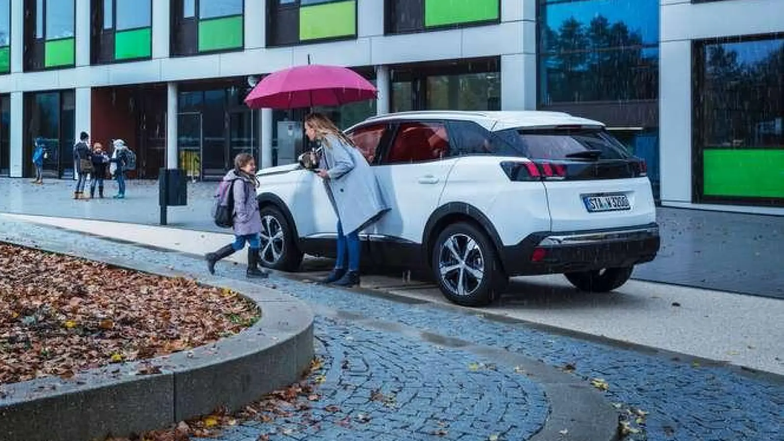 Selbst Schmuddelwetter kann die Laune nicht trüben. Eine Standheizung sorgt für angenehme Temperaturen im Auto und jederzeit für freie Sicht.  (Foto: djd/Webasto/Derek Henthorn)