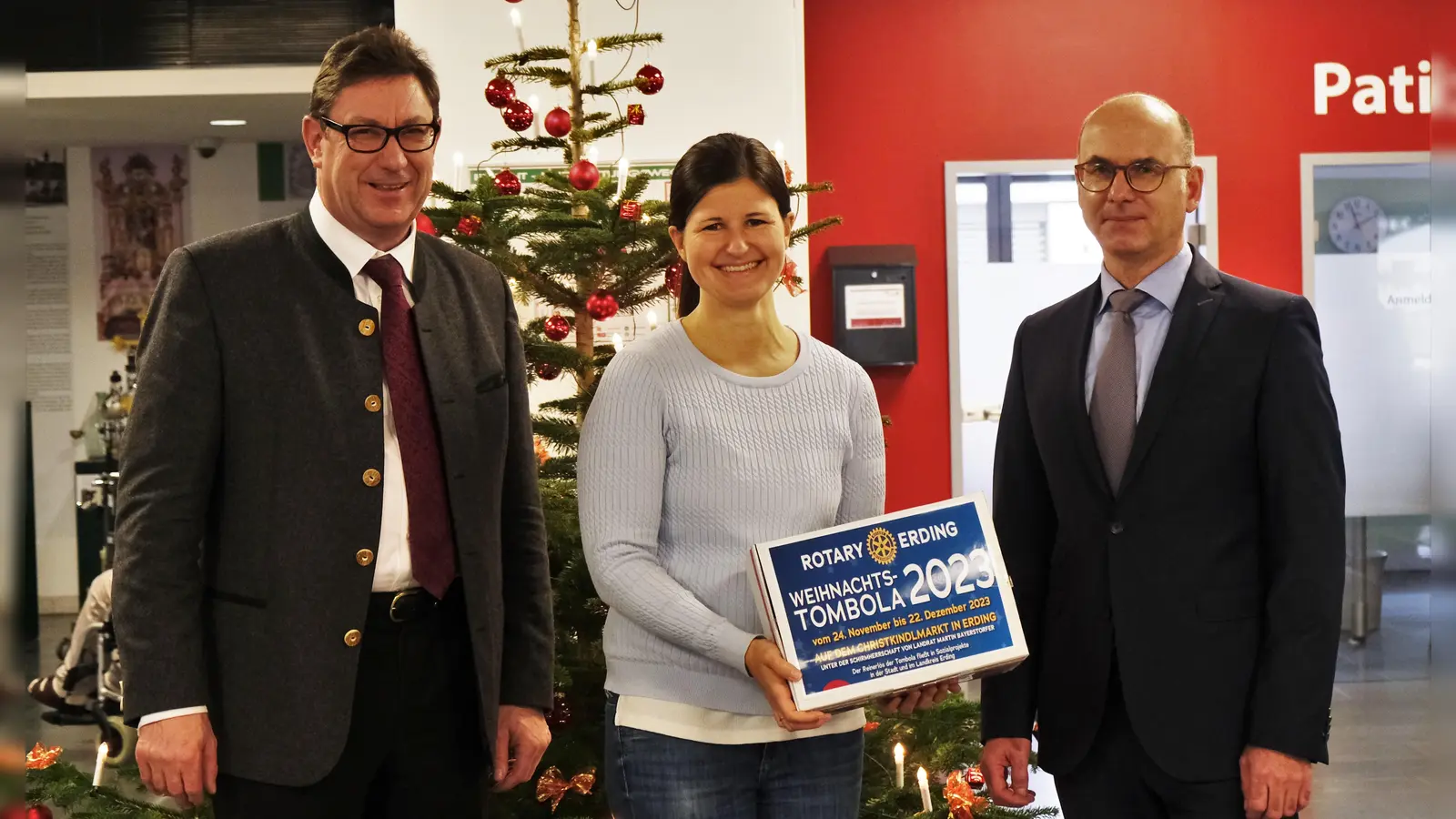 Die Bürgerstiftung bedachte in diesem Jahr die Mitarbeitenden des Klinikums mit 2.000 Losen der Rotary-Weihnachtstombola. (Foto: LRA)