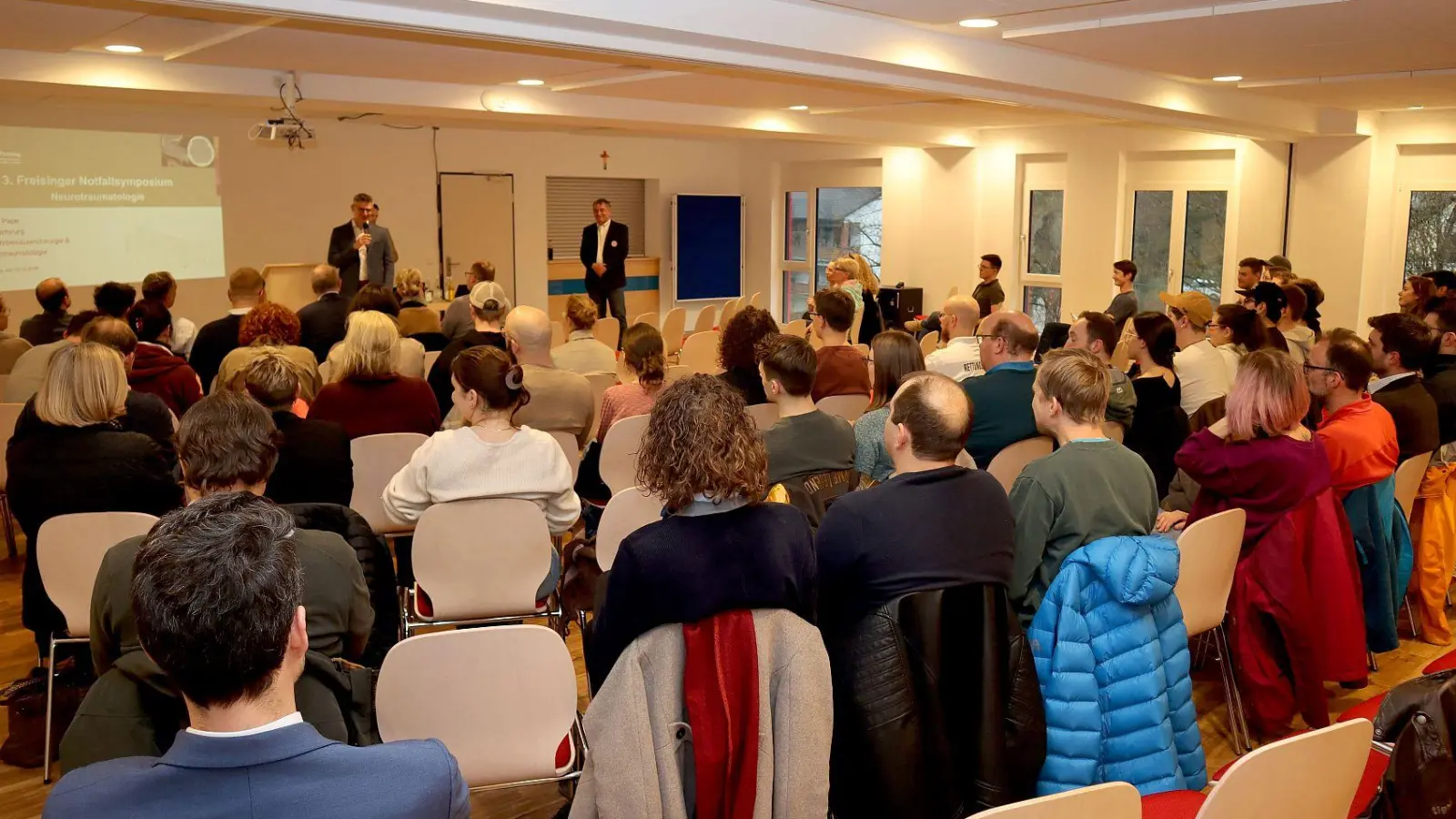 Die Organisatoren des 3. Freisinger Notfallsymposiums Martin Kawald, Chefarzt der Zentralen Notaufnahme des Klinikums Freising, (l.) und der stellvertretende BRK-Kreisgeschäftsführer Hubert Böck begrüßen die zahlreichen Gäste. (Foto: Klinikum Freising)