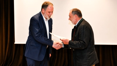 Vorstandsmitglied Bernhard Käsbauer überreicht die Ehrenurkunde an OB Eschenbacher. (Foto: Stadtmuseum Freising)