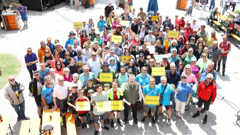 Insgesamt beteiligten sich 14 Kommunen aus dem Landkreis Freising: Ziel der abschließenden Sternfahrt war das Bierfestival in Attenkirchen. (Foto: Landratsamt Freising)