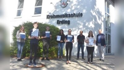 Sieben Schüler der Kreismusikschule bekamen die goldene Stimmnadel verliehen. (Foto: KMS Erding)