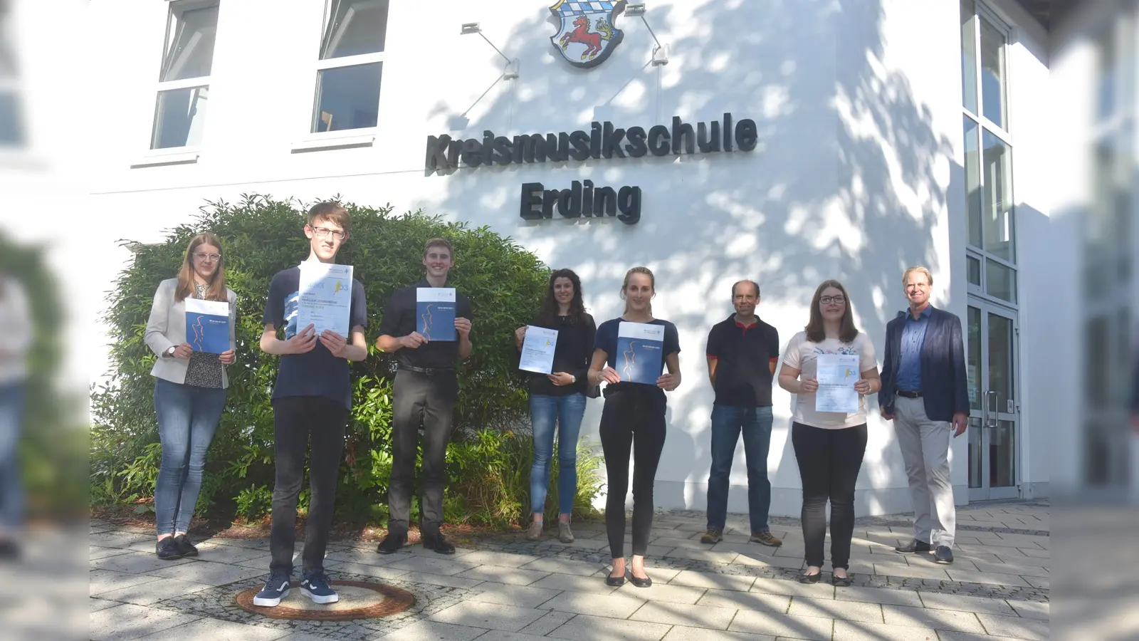 Sieben Schüler der Kreismusikschule bekamen die goldene Stimmnadel verliehen. (Foto: KMS Erding)
