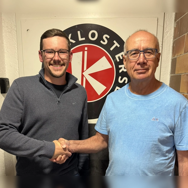 Der neue Sportliche Leiter Marc Kerndl (links) und Max Kreitmaier aus der Führungsmannschaft haben beim EHC Klostersee derzeit viel zu tun. (Foto: smg/EHC)