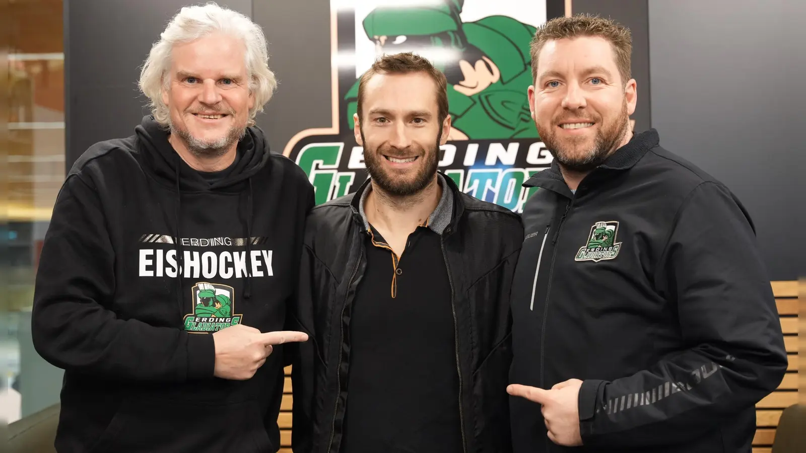 Erding Gladiators Abteilungsleiter Michael Westphal (li.) und Gladiators Pressesprecher David Whitney (re.) heißen Neuzugang Petr Pohl in Erding willkommen.  (Foto: Erding Gladiators)