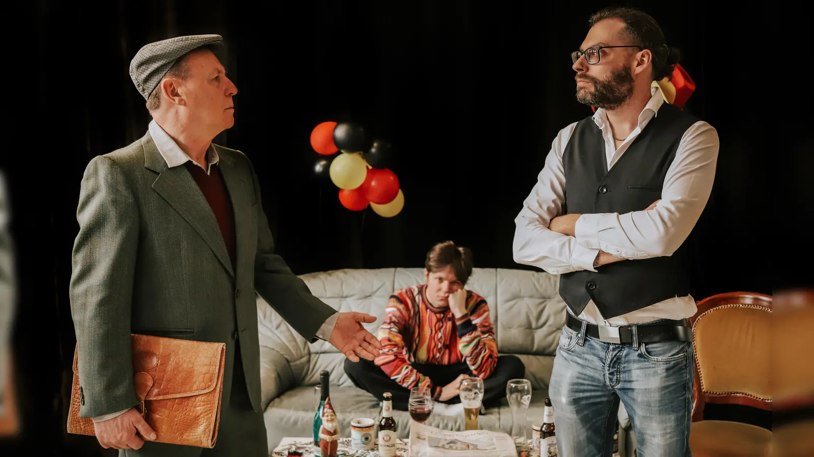 Der amtliche Prüfer (Hubert Netter) im „Dialog“ mit Tarik, dem Syrer (Thomas Gruber), der als einziger in der WG akzentfreies Deutsch spricht. (Foto: B. Köppen)
