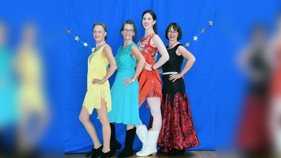 Erfolgreiche Teilnehmerinnen bei der Deutschen Line-Dance-Meisterschaft (von links): Andrea Eichler, Gabriele Hofstetter, Tina Germeier und Beatrice Meyer. (Foto: Peter Hofstetter)