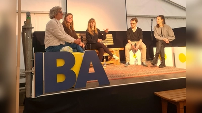 Moderatorin Christiane Malecki (Mitte) stellte zusammen mit (v.l.) Ingrid Link, Leiterin des Staatlichen Beruflichen Schulzentrums, Ingrid Abend (LRA) Dominik Fuchs, Mobilitätsbeauftragter Freising, und Eva Franz (LRA) das Projekt „Lernviertel Freising – Bildung beWEGt“ vor. (Foto: LRA )