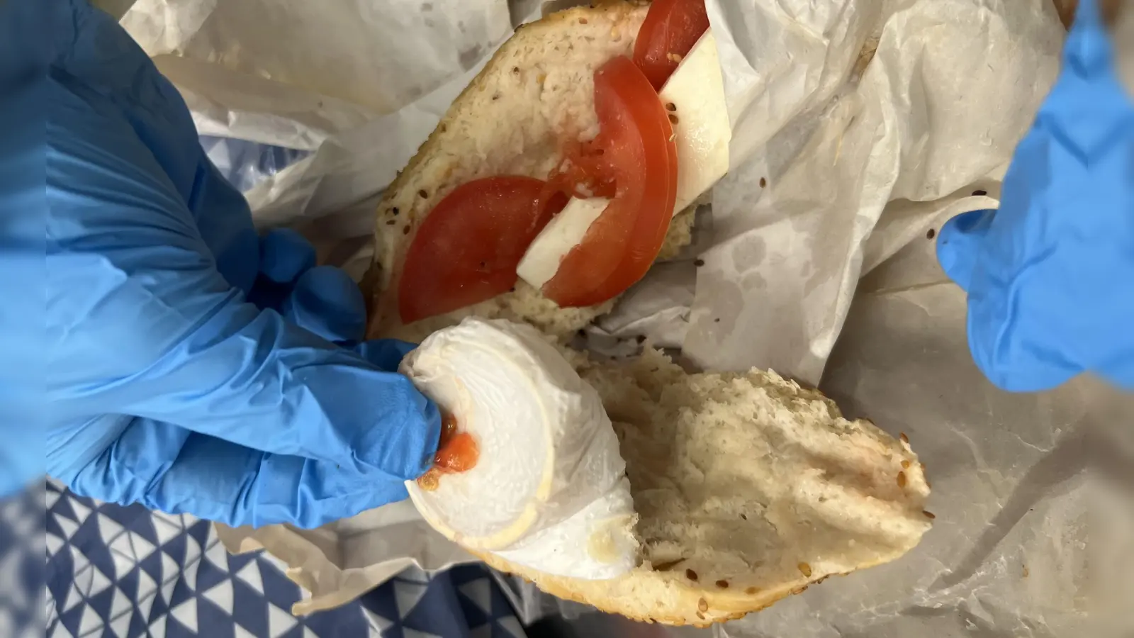 Das mit einem Goldarmreif „gespickte” Baguette sollte Zollgebühren „sparen“.<br> (Foto: Zoll)