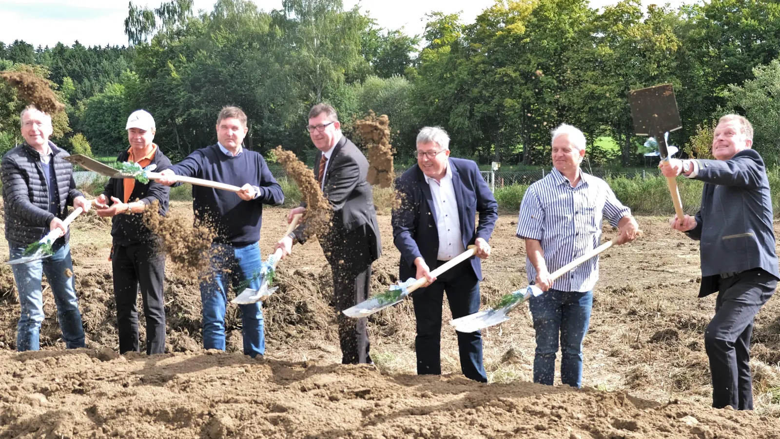 Gottfried Prostmeier, Rüdiger Koppe, Robert Brandl, Martin Bayerstorfer, Ferdinand Geisberger, Manfred Huber und Josef Auer (v.l.) beim Spatenstich. (Foto: LRA Erding)