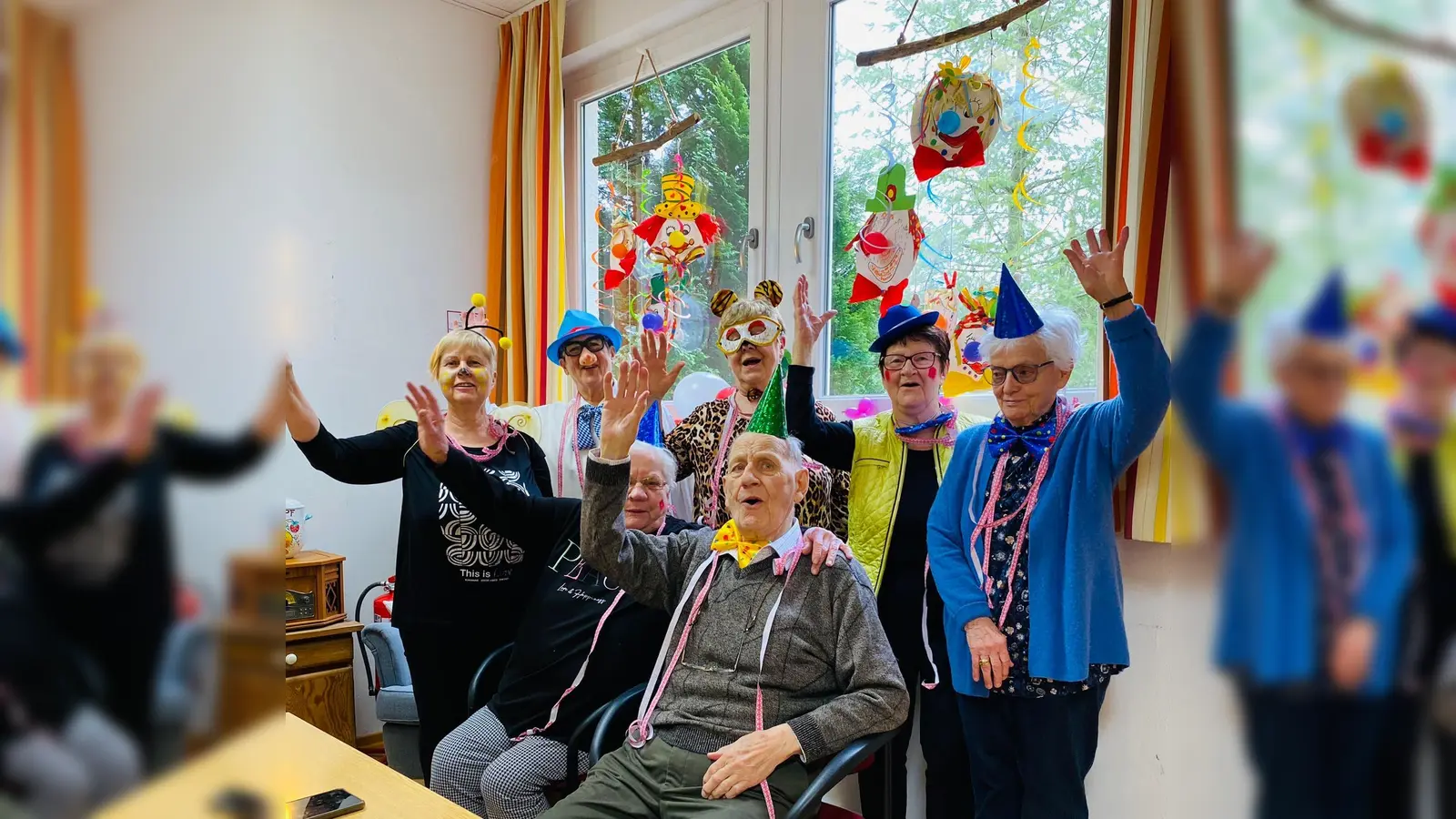 In ausgelassener Stimmung feierte das Malteser Team um die stellvertretende Leiterin des Café Malta Freising, Heidi Pensieri (Mitte hinten), mit den Gästen mit Demenz am unsinnigen Donnerstag. (Foto: Monika Schöpfer/Malteser)