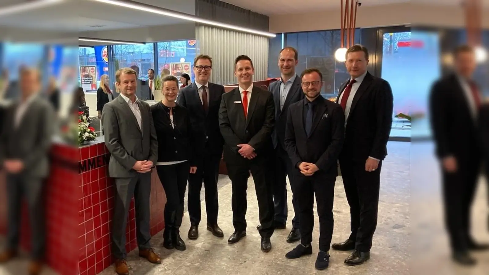 Im Bild v.l.: Spk.-Verwaltungsrat Martin Greimel, Spk.-Verwaltungrätin Heide Huber-Kamm, Spk.-Vorstandsvorsitzender Joachim Sommer, Leiter Beratungscenter Erding Westpark Christoph Strasser, Spk.-Vorstandsmitglied Torsten Koch, Spk.-Verwaltungsrat Stefan Haberl, Spk.-Vorstandsmitglied Michael Utschneider.<br> (Foto: Sparkasse)