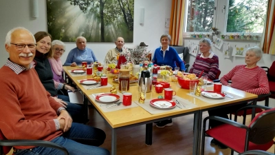 Wertvolle Entlastung für pflegende Angehörige: Die Gäste des Café Malta genossen zusammen mit dem Helferteam ein Osterfrühstück.  (Foto: Monika Schöpfer/Malteser)