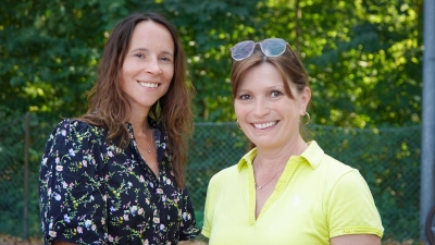 Sportkoordinatorin (und Organisatorin von Sport im Park) Alexandra Klein (links) und Bürgermeisterin Monika Riesch. (Foto: Felix Matthey / Stadt Freising)