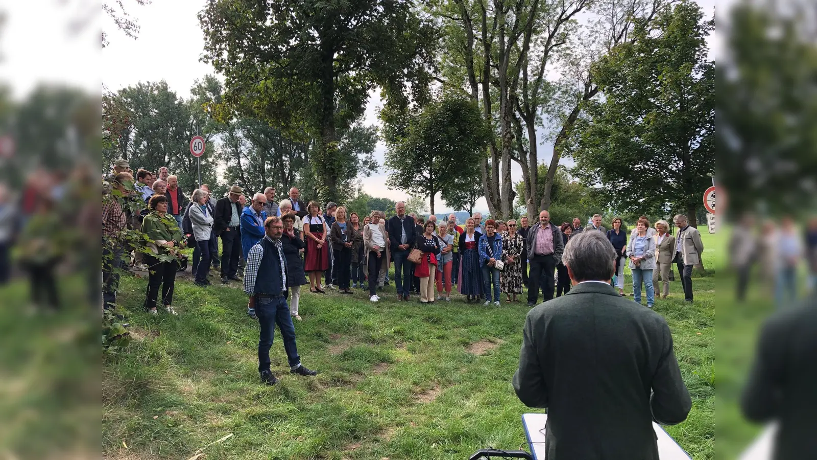 Über 100 Gäste kamen zur Wiederherstellung des Kreuzweges bei Gut Kaps.  (Foto: Thomas Warg)