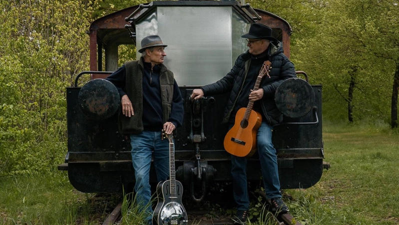 Arthur &amp; Dietz bieten im Taufkirchner Wasserschloss bayerische Liedermacherei. (Foto: Arthur & Dietz)