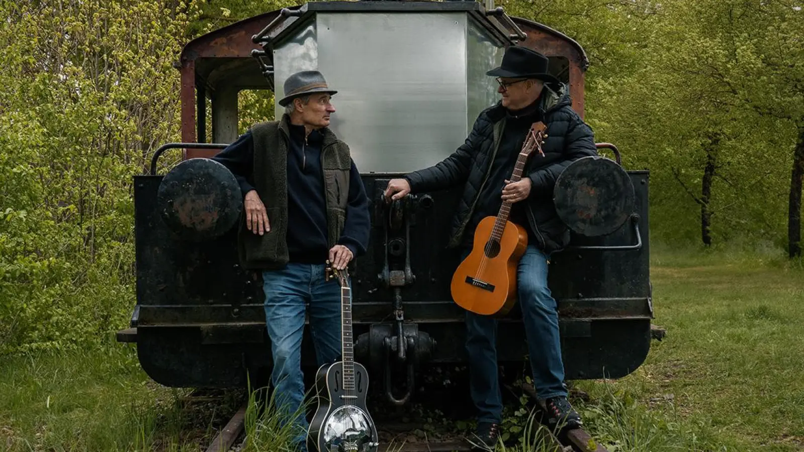 Arthur &amp; Dietz bieten im Taufkirchner Wasserschloss bayerische Liedermacherei. (Foto: Arthur & Dietz)