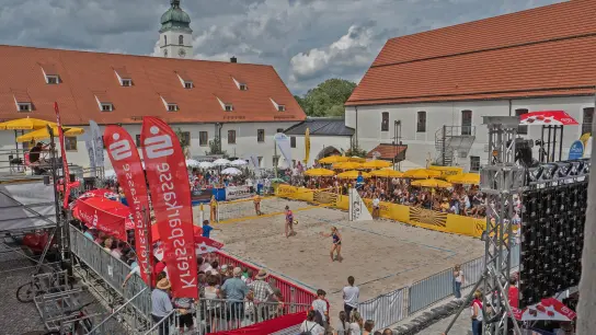 Der Klosterbauhof Ebersberg wird endlich wieder zur Beachvolleyball-Arena. Am 18./19. Juni messen sich Top-Teams aus Bayern mit Top-Teams aus dem gesamten Bundesgebiet beim BVV Beach Masters. (Foto: Stefan Rossmann, beach2go.de)