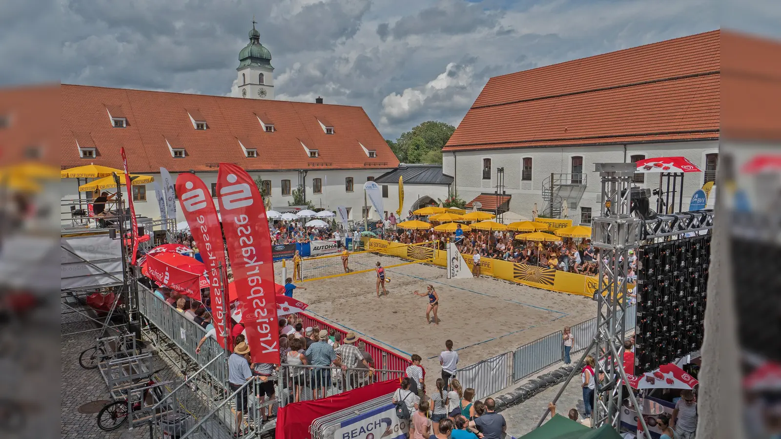 Der Klosterbauhof Ebersberg wird endlich wieder zur Beachvolleyball-Arena. Am 18./19. Juni messen sich Top-Teams aus Bayern mit Top-Teams aus dem gesamten Bundesgebiet beim BVV Beach Masters. (Foto: Stefan Rossmann, beach2go.de)