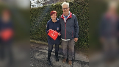 Brigitte Hofmann von der Wasserwacht und Konrad Heinlein, Spender der Schürzen. (Foto: Wasserwacht Moosburg)