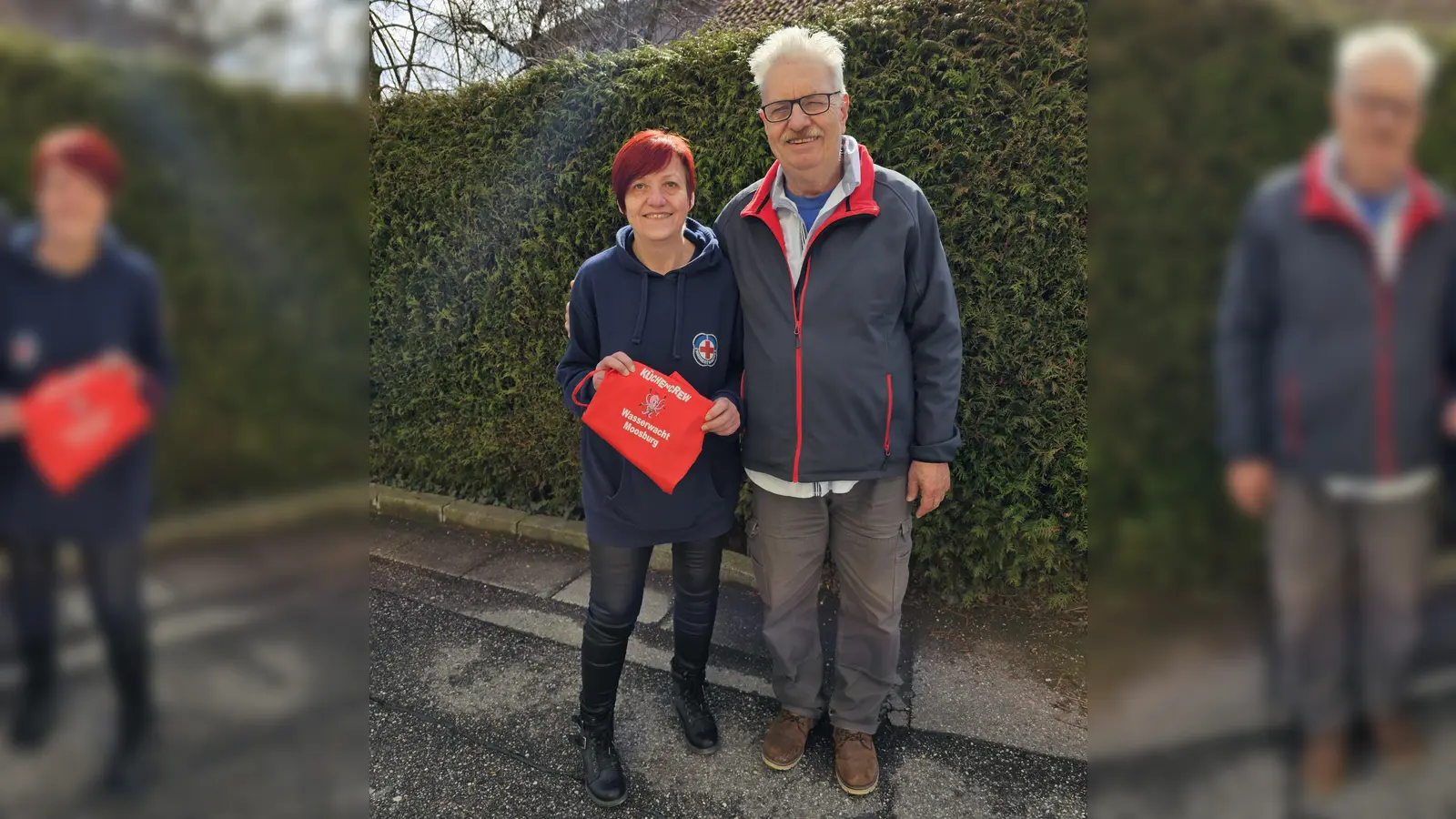 Brigitte Hofmann von der Wasserwacht und Konrad Heinlein, Spender der Schürzen. (Foto: Wasserwacht Moosburg)