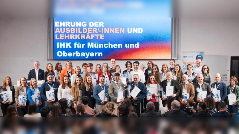  Geehrte Vertreterinnen und Vertreter aus Schulen und Betrieben des Kammerbezirks München und Oberbayern. (Foto: Das Kraftbild/Gajanin für den BIHK)