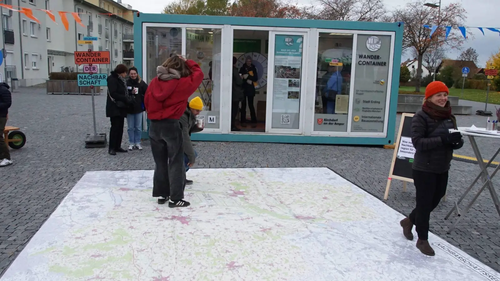 Beim Markt der Nachbarschaft konnte sich jeder in seiner Region umsehen oder im Wandercontainer über das Projekt informieren. (Foto: bro)