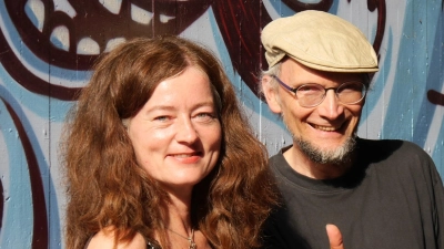 Jana Dobrick und Michael Eilert stehen gemeinsam als Duo Sofa Swing auf der Tutuguri-Bühne. (Foto: Tutuguri)