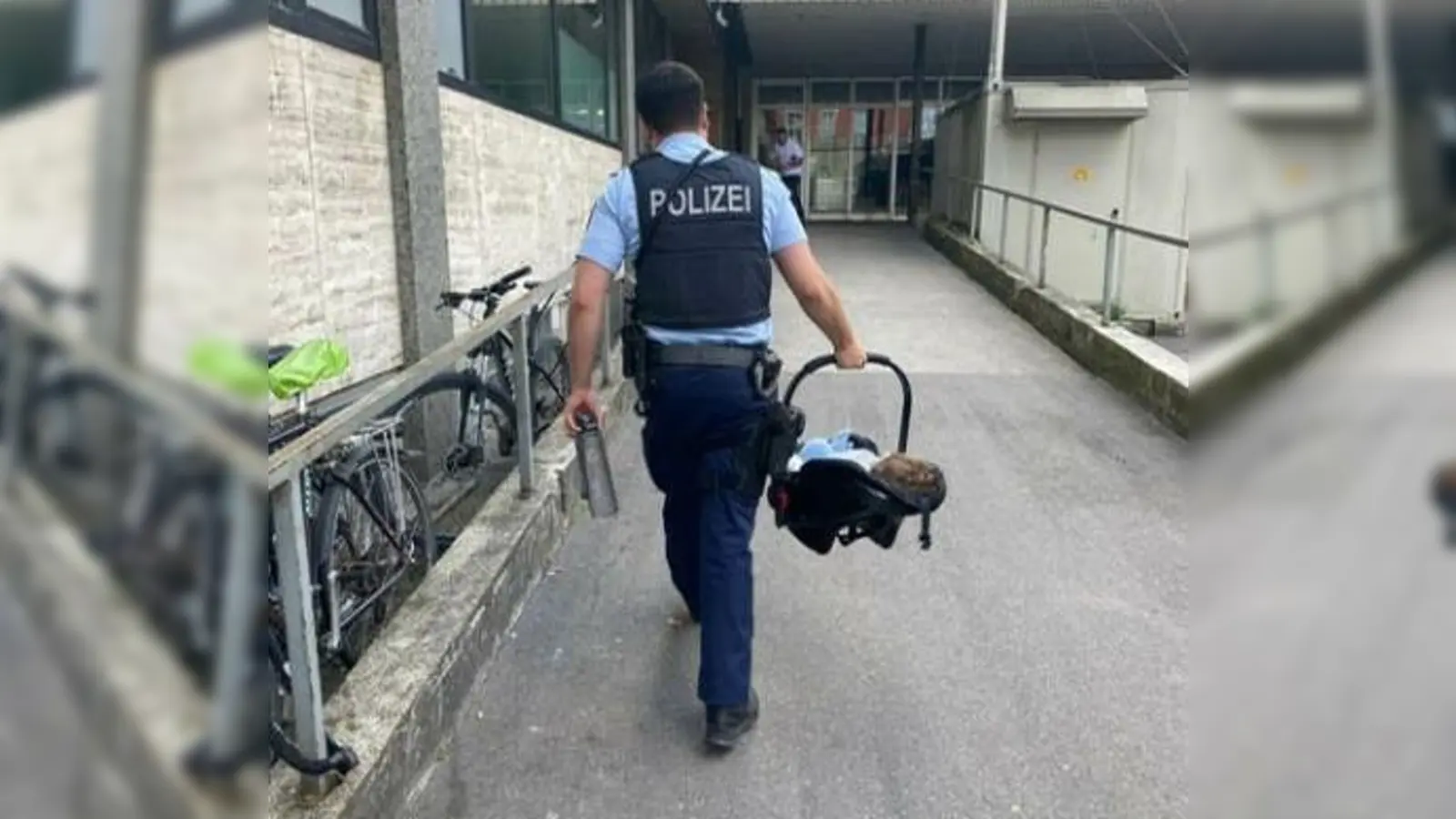 Dank guter Zusammenarbeit der Polizeien und des Bahnunternehmens konnte ein im Zug zurückgelassenes Kleinkind wohlbehalten der Familie zugeführt werden. (Symbolbild: Bundespolizei)