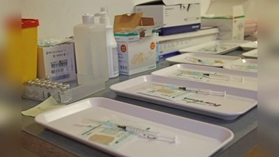 Die aufgezogenen Spritzen warten auf die Impflinge. (Foto: LRA)